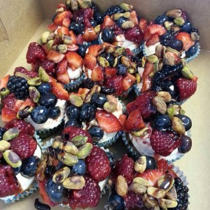 Vegan and gluten free berry and pistachio cupcakes Vegan and gluten free berry and pistachio cupcakes