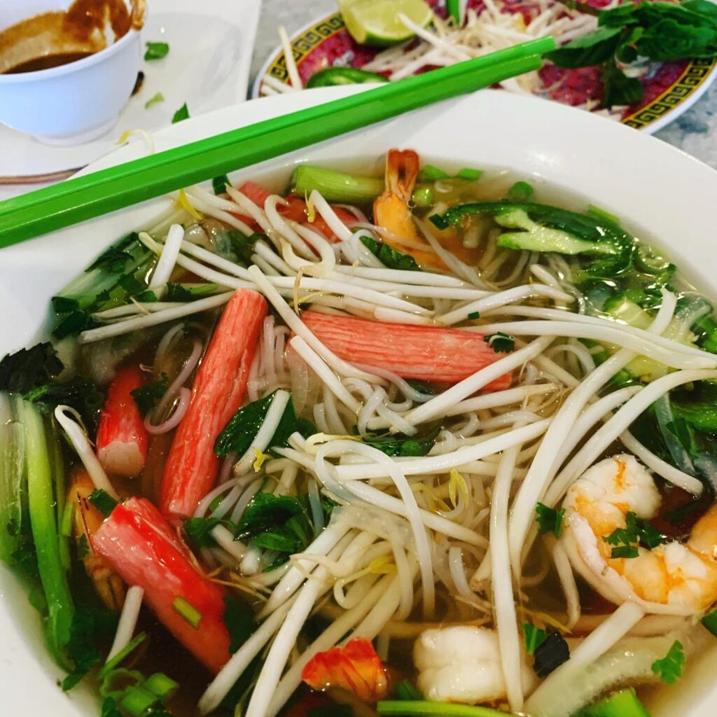 A steaming bowl of phõ at Khải Hoàn Restaurant